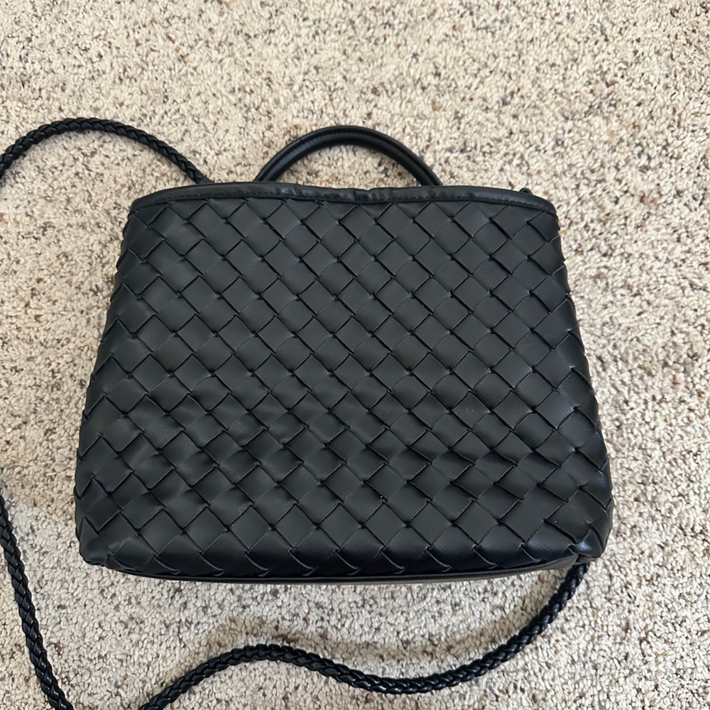 Elegant Black Woven Handbag - Picture 7 of 7